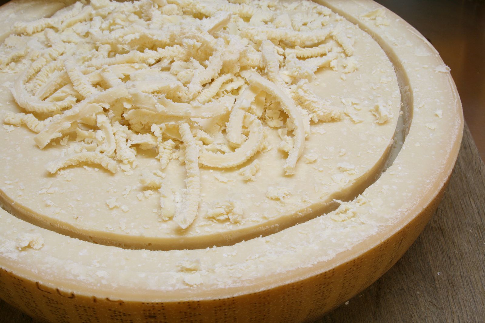 Parmesan online schnell bestellen und kaufen günstig beim Käseladen mit Onlineshop Parmesan-kaufen-bestellen-shop-Kaeseversand