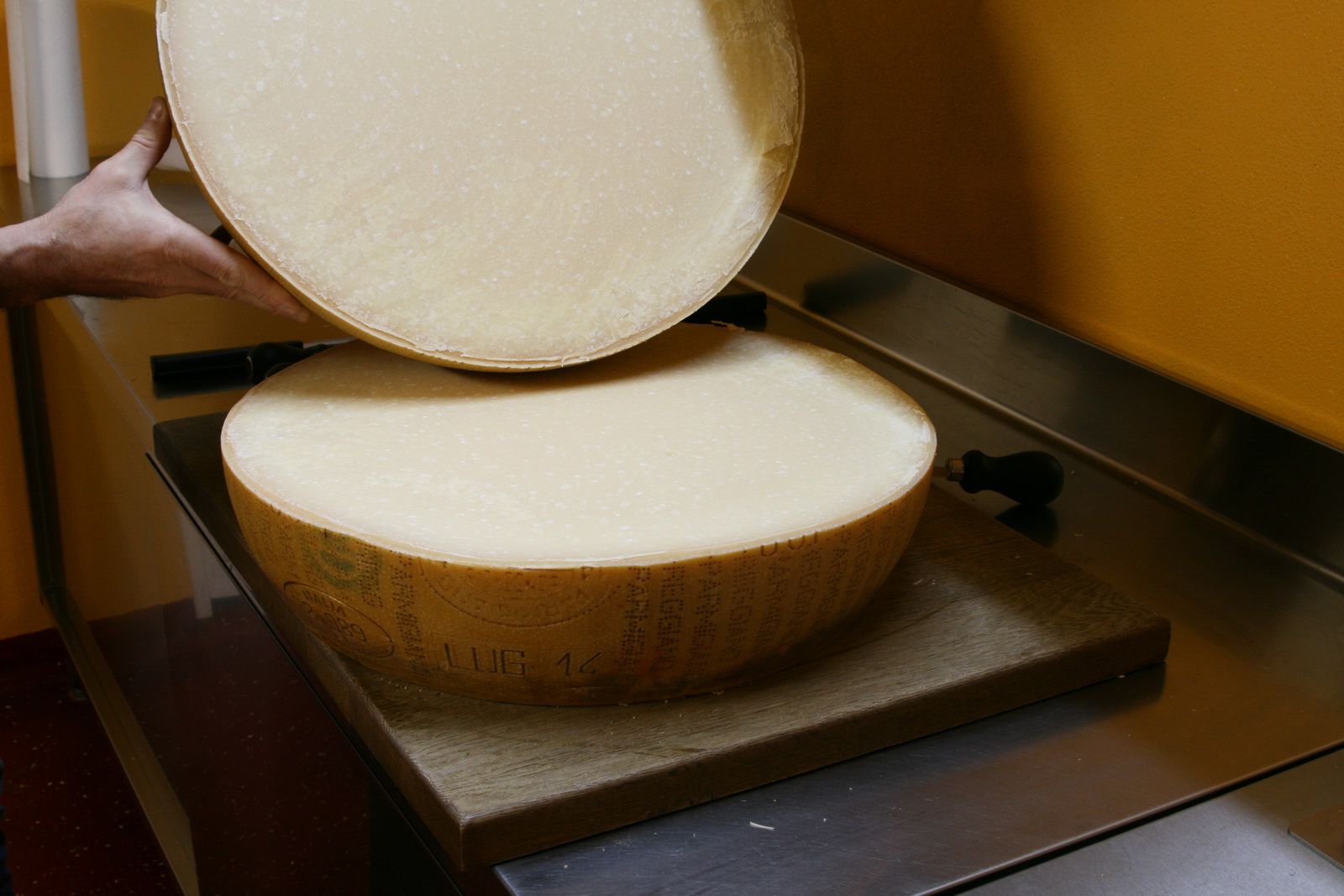 Parmesan online schnell bestellen und kaufen günstig beim Käseladen mit Onlineshop Parmesan-kaufen-bestellen-shop-Kaeseversand