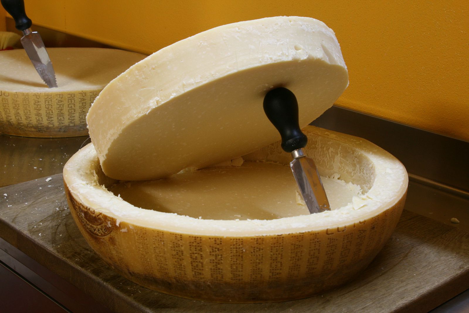 Parmesan online schnell bestellen und kaufen günstig beim Käseladen mit Onlineshop Parmesan-kaufen-bestellen-shop-Kaeseversand