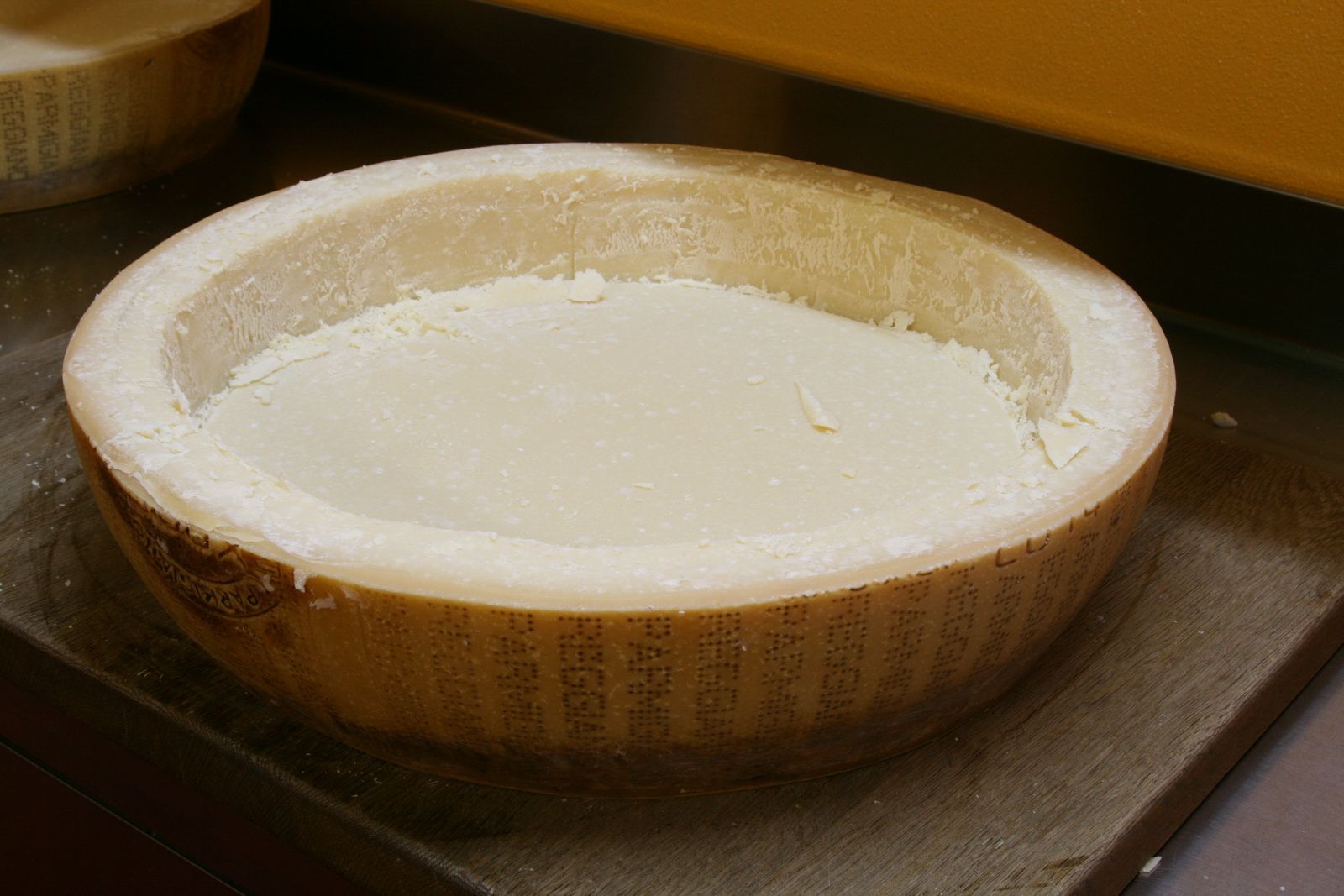 Käse Parmigiano Reggiano 24 mon. Parmesan güstig online bestellen und kaufen Parmesan-kaufen-bestellen-shop-Kaeseversand-Parmesanrad-Parmesanschüssel